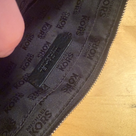 Michael Kors wristlet - Picture 4 of 6